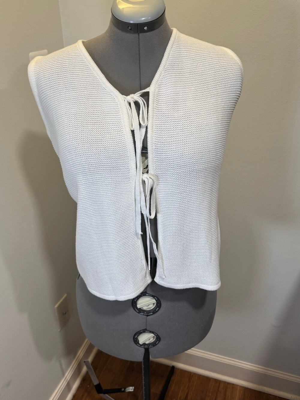 NWT LILLUSORY Womens Tie Front Top White Sleeveless Knit Sweater Vest Small